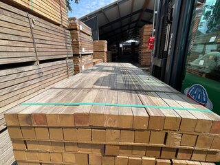 Ca. 150x Basralocus hardhouten palen fijnbezaagd, 60x60mm, lengte 300c